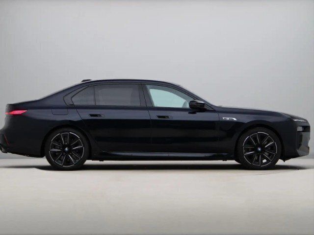 Gebraucht BMW M760e 571 PS (419 kW) 2024 Schwarz Limousine