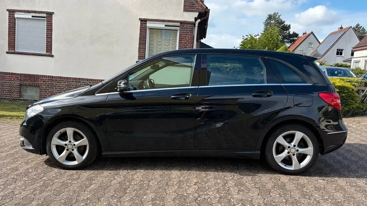 Gebraucht Mercedes B180 122 PS (89 kW) 2013 Schwarz Kleinwagen