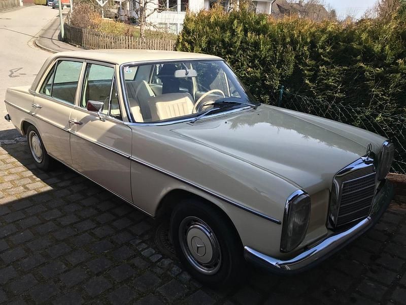 Weiß Gebraucht 1971 Mercedes W115 Limousine | 13.000 € - Bild 1/4