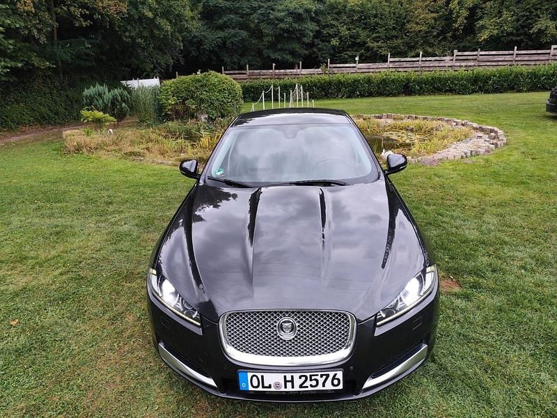 Grau Gebraucht 2012 Jaguar XF Limousine | 10.490 € - Bild 1/2