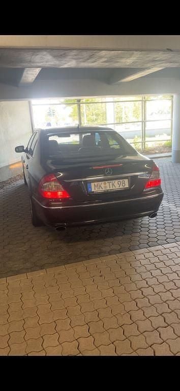 Schwarz Gebraucht 2007 Mercedes E320 Limousine | 9.000 € (Etwas zu teuer) - Bild 1/4