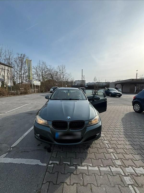 Gebraucht BMW 318 2012 Grau Kombi