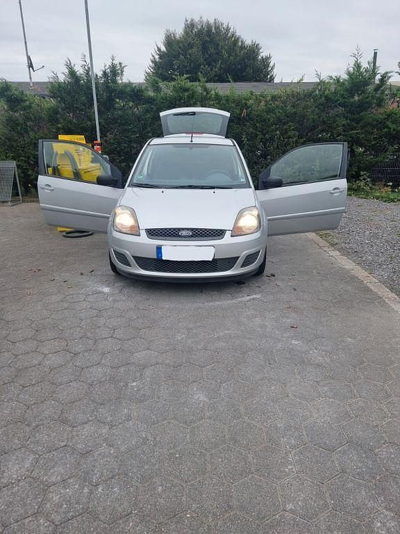 Gebraucht Ford Fiesta Ambiente 60 PS (44 kW) 2008 Silber Limousine