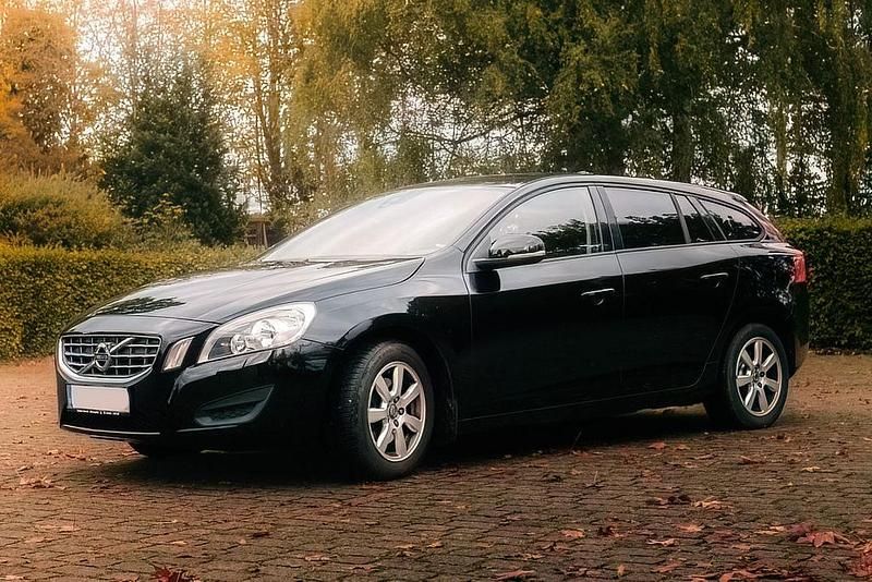 Schwarz Gebraucht 2012 Volvo V60 Kinetic Kombi | 6.950 € (Fairer Preis) - Bild 1/4