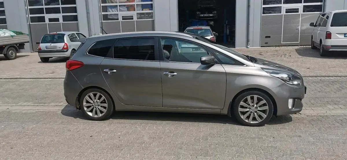 Gebraucht Kia Carens 136 PS (100 kW) 2013 Beige Van / Kleinbus