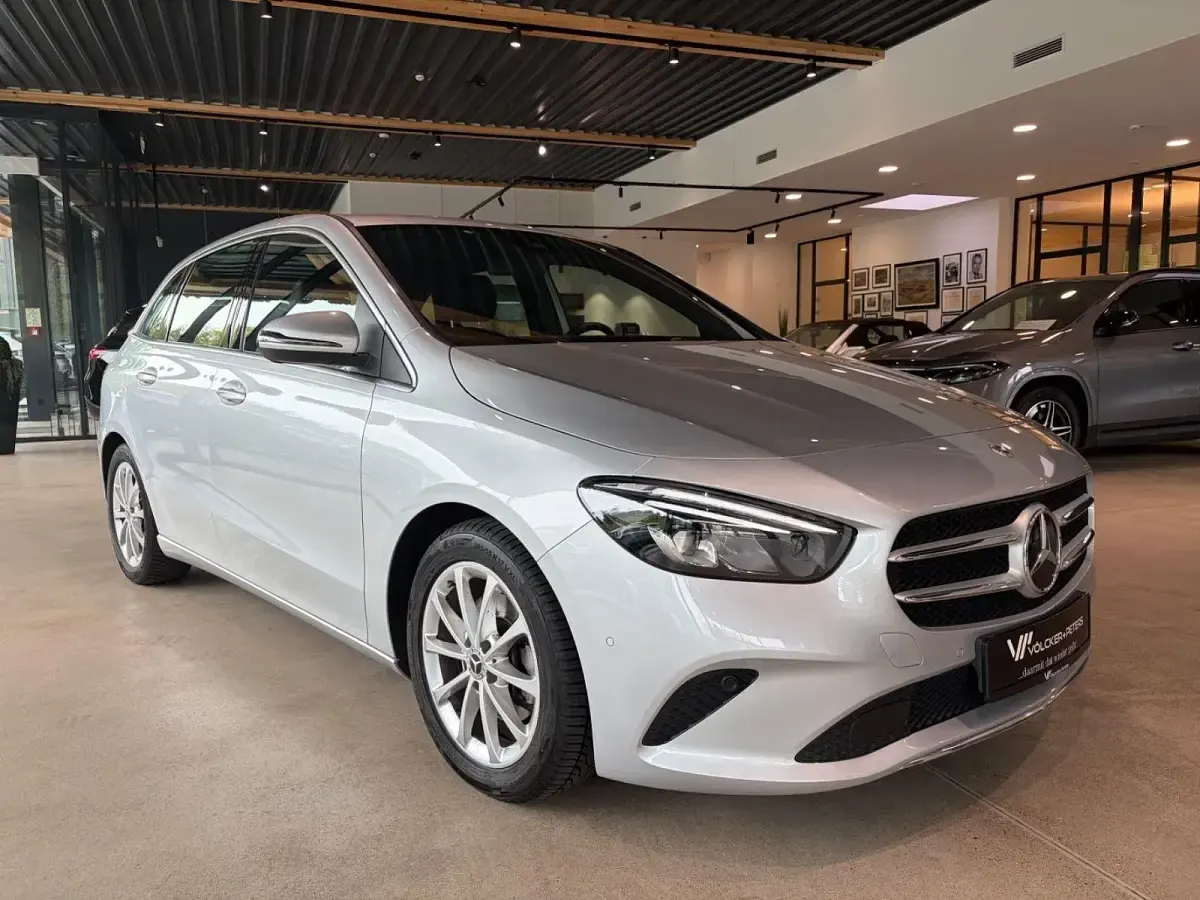 Gebraucht Mercedes B200 163 PS (119 kW) 2022 Silber Kleinwagen