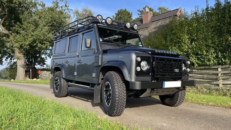 Schwarz Gebraucht 2016 Land Rover Defender Adventure SUV | 79.999 € (Etwas zu teuer) - Bild 1/4