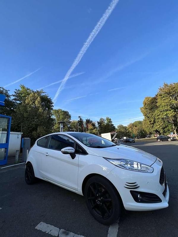 Gebraucht Ford Fiesta Celebration 101 PS (74 kW) 2017 Weiß Kleinwagen