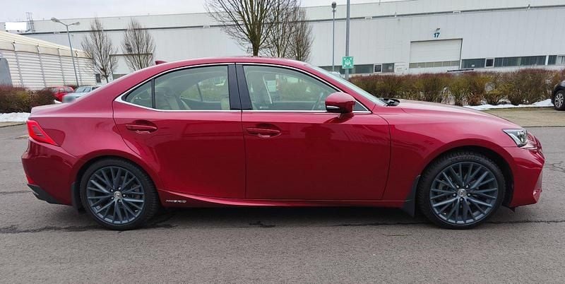 Gebraucht Lexus IS300h Luxury Line 223 PS (164 kW) 2017 Rot Limousine