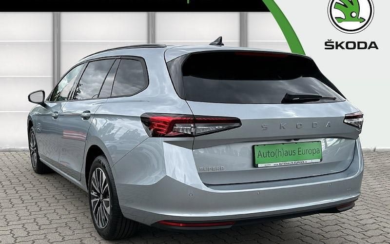 Neu Skoda Superb Selection 150 PS (110 kW) 2025 Silber Kombi