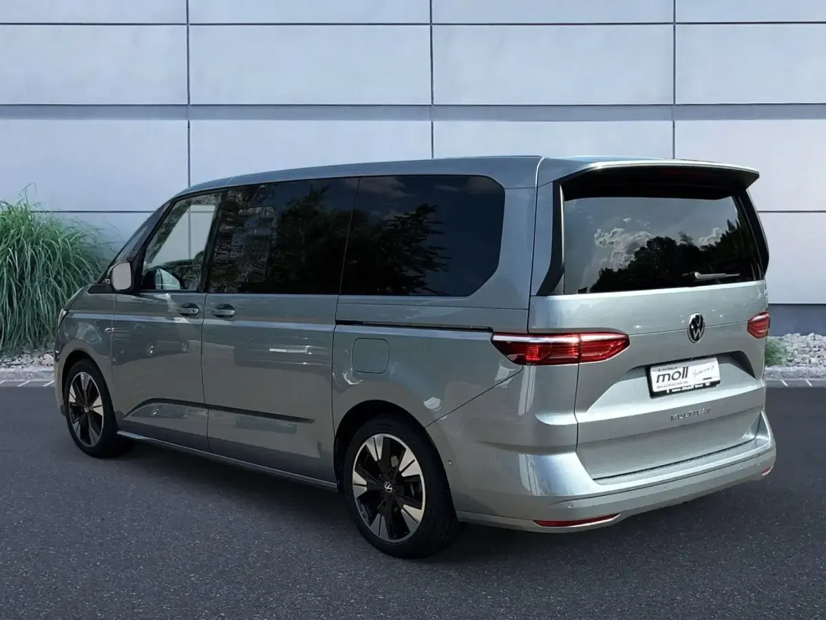 Gebraucht VW Multivan Life 150 PS (110 kW) 2025 Monosilber metallic Van / Kleinbus