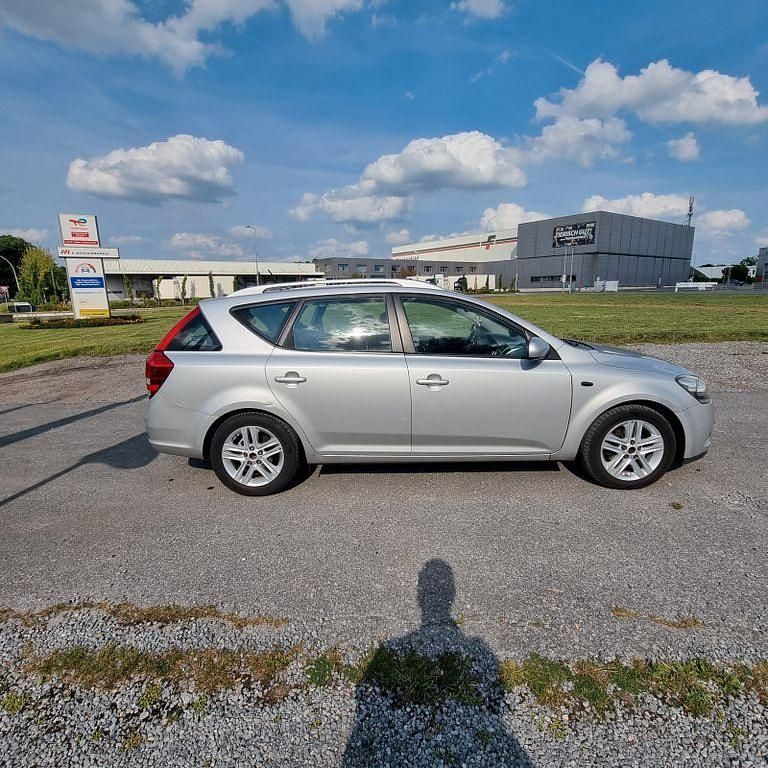 Silber Gebraucht 2010 Kia Ceed Sportswagon Kombi | 1.550 € (Guter Preis) - Bild 1/4