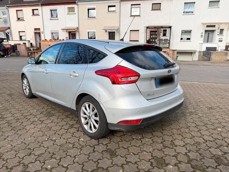 Gebraucht Ford Focus Titanium 125 PS (91 kW) 2015 Silber Limousine