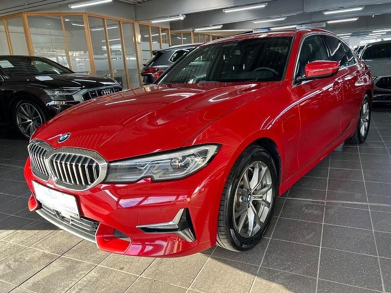 Gebraucht BMW 330e Luxury Line 252 PS (185 kW) 2020 Melbournerot Kombi