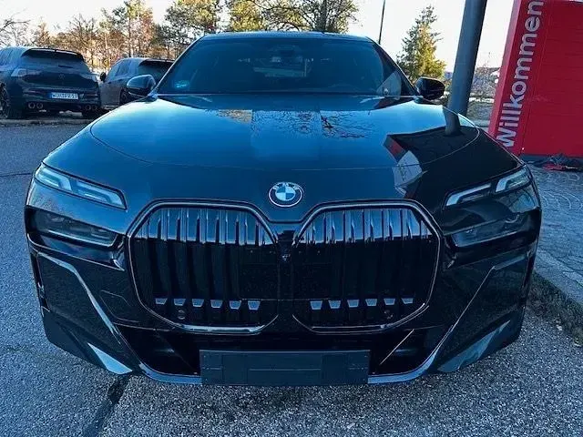 Gebraucht BMW 740 Sport Line 286 PS (210 kW) 2025 Schwarz Limousine