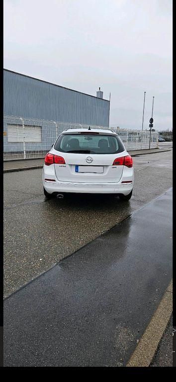 Gebraucht Opel Astra Edition 165 PS (121 kW) 2013 Weiß Kombi