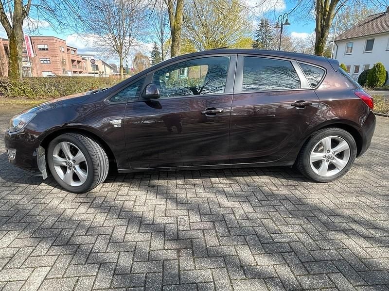 Second-hand Opel Astra 110 CP (80 kW) 2012 Maro Berlinǎ