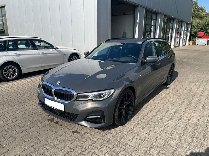 Grau Gebraucht 2021 BMW 320 M Sport Kombi | 24.200 € (Superpreis) - Bild 1/4