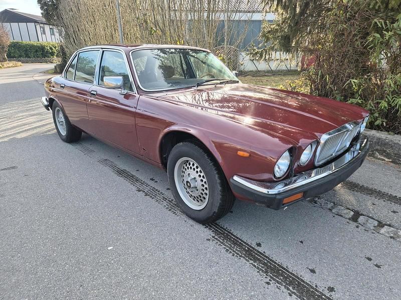 Rot Gebraucht 1983 Jaguar XJ6 Limousine | 1.500 € - Bild 1/4