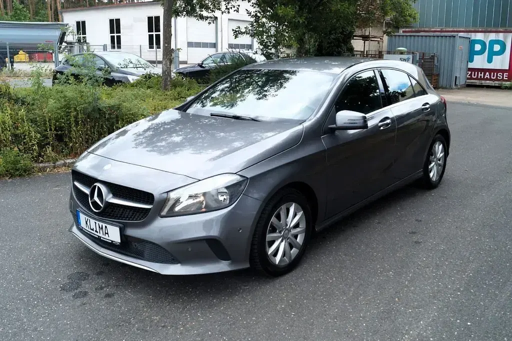 Gebraucht Mercedes A180 Style 122 PS (89 kW) 2015 Grau Kleinwagen