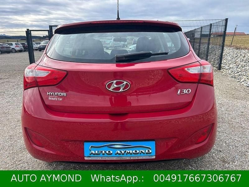 Gebraucht Hyundai i30 99 PS (72 kW) 2012 Rot Limousine