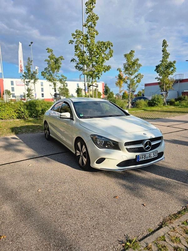 Weiß Gebraucht 2016 Mercedes CLA200 Coupé | 15.200 € (Fairer Preis) - Bild 1/4