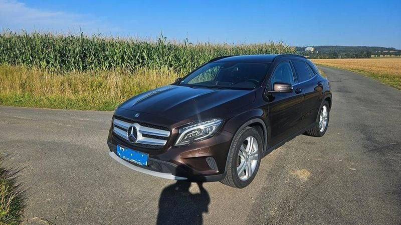 Braun Gebraucht 2014 Mercedes GLA200 SUV | 12.200 € (Guter Preis) - Bild 1/4