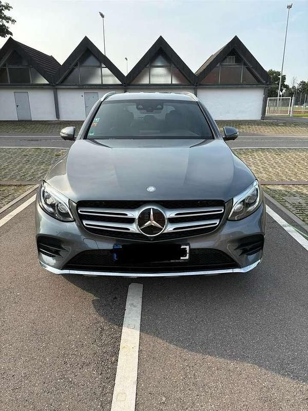 Grau Gebraucht 2016 Mercedes GLC250 AMG line SUV | 23.699 € (Fairer Preis) - Bild 1/4