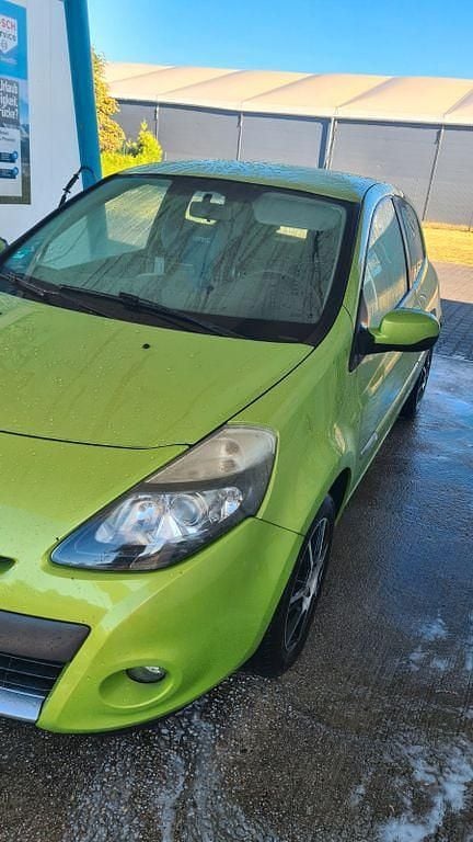 Grün Gebraucht 2009 Renault Clio II Dynamique Limousine | 1.000 € (Superpreis) - Bild 1/4