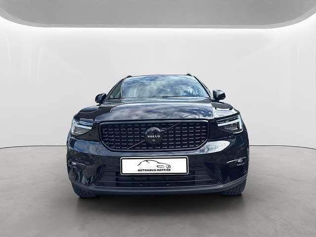 Neu Volvo XC40 Plus 163 PS (119 kW) 2025 Onyx black SUV