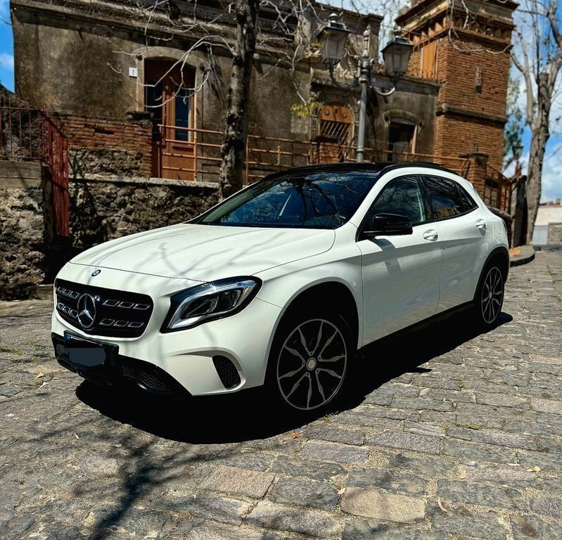 Weiß Gebraucht 2017 Mercedes GLA200 Edition SUV | 20.490 € (Etwas zu teuer) - Bild 1/4