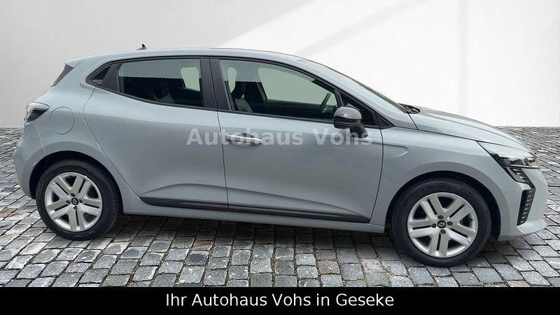 Neu Renault Clio V 91 PS (66 kW) 2026 Grau Limousine