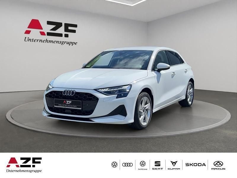 Weiß Neu 2025 Audi A3 Sportback Advanced Plus Limousine | 37.790 € (Superpreis) - Bild 1/4