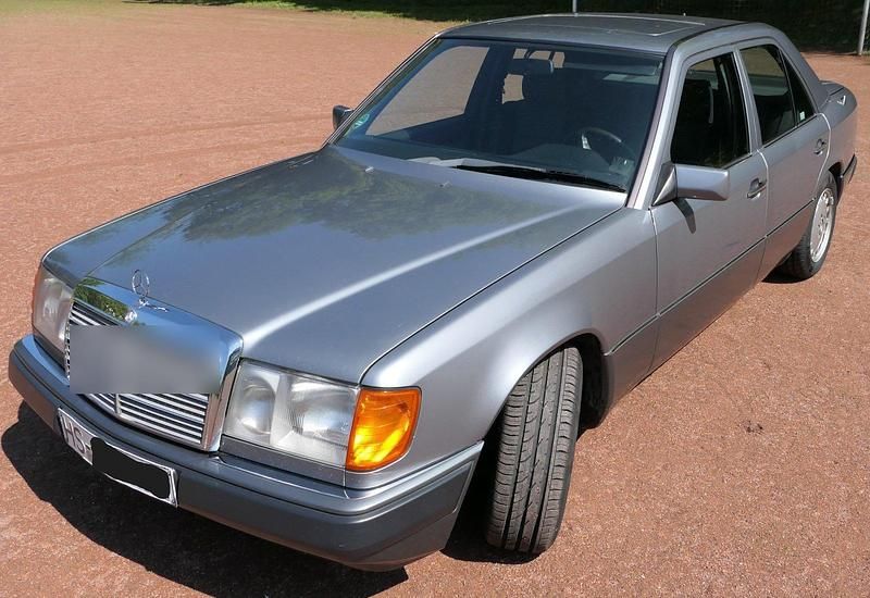 Grau Gebraucht 1990 Mercedes E300 Limousine | 15.500 € - Bild 1/4