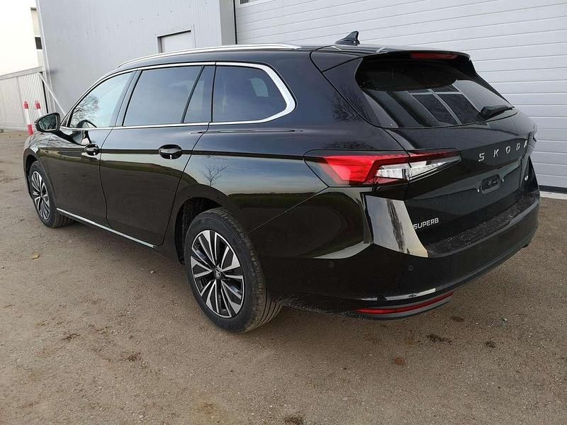 Ebonyschwarz metallic Neu 2025 Skoda Superb Selection Kombi | 43.840 € (Superpreis) - Bild 1/2