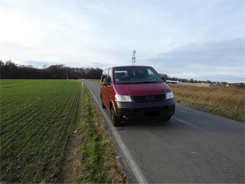 Second-hand VW Caravelle 131 CP (96 kW) 2004 Roșu Van