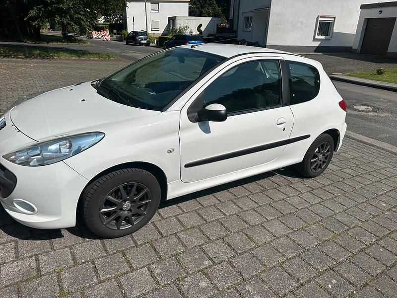 Weiß Gebraucht 2011 Peugeot 206+ Kleinwagen | 2.400 € (Etwas zu teuer) - Bild 1/4