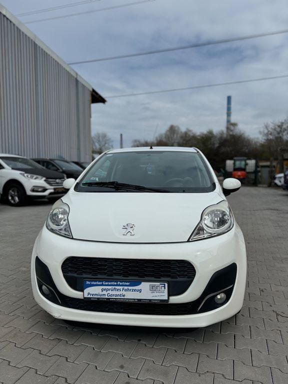Gebraucht Peugeot 107 Active 68 PS (50 kW) 2012 Weiß Kleinwagen