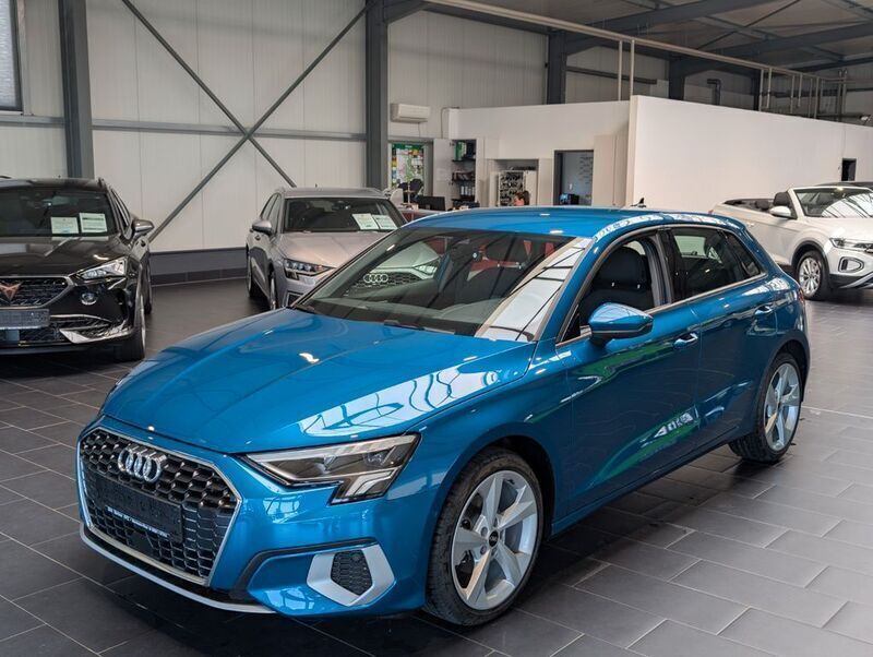 Blau Gebraucht 2022 Audi A3 Sportback Advanced Plus Limousine | 26.900 € (Guter Preis) - Bild 1/4