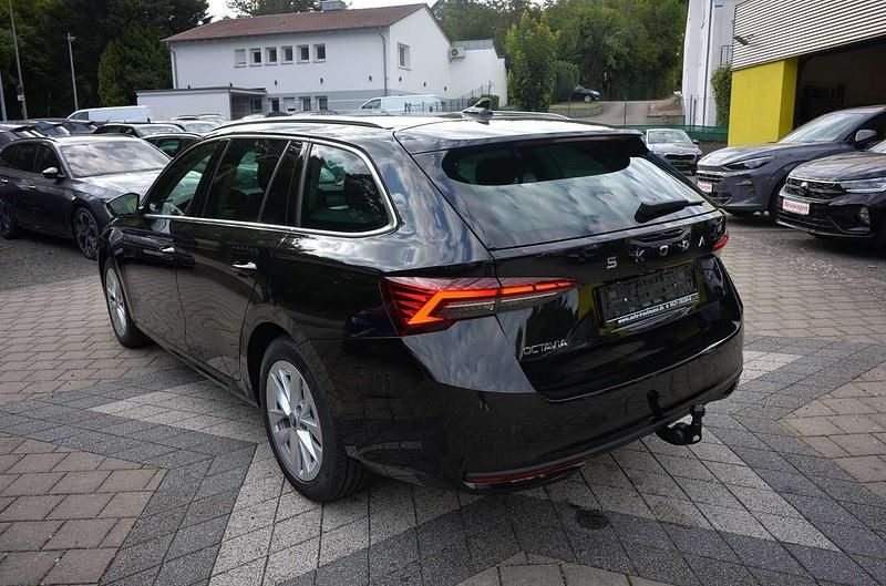 Neu Skoda Octavia 150 PS (110 kW) 2025 Black magic perleffect Kombi