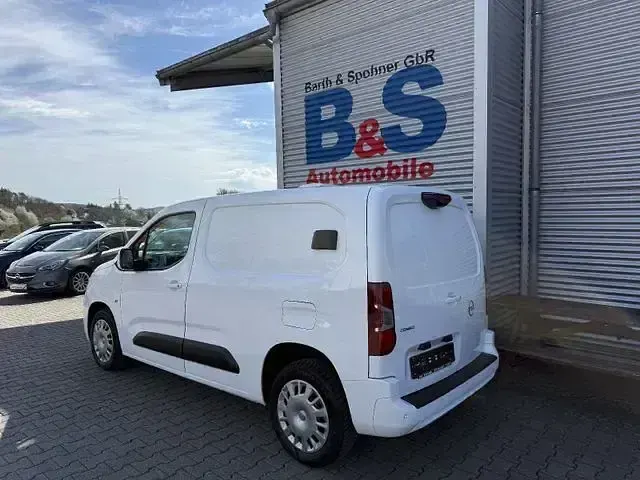 Używany Opel Combo Edition 131 KM (96 kW) 2021 Biały Minivan