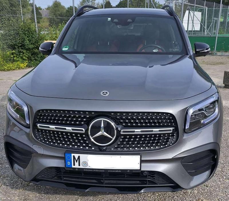 Grau Gebraucht 2021 Mercedes GLB200 AMG line SUV | 35.900 € (Teuer) - Bild 1/4