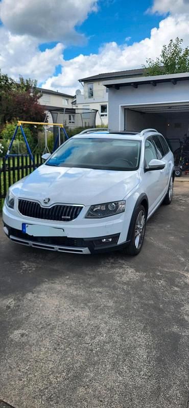 Weiß Gebraucht 2017 Skoda Octavia Scout Kombi | 14.999 € - Bild 1/4