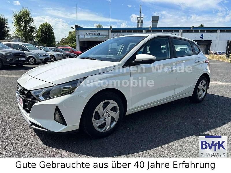Weiß (polar white) Gebraucht 2022 Hyundai i20 Select Kleinwagen | 13.400 € (Fairer Preis) - Bild 1/4