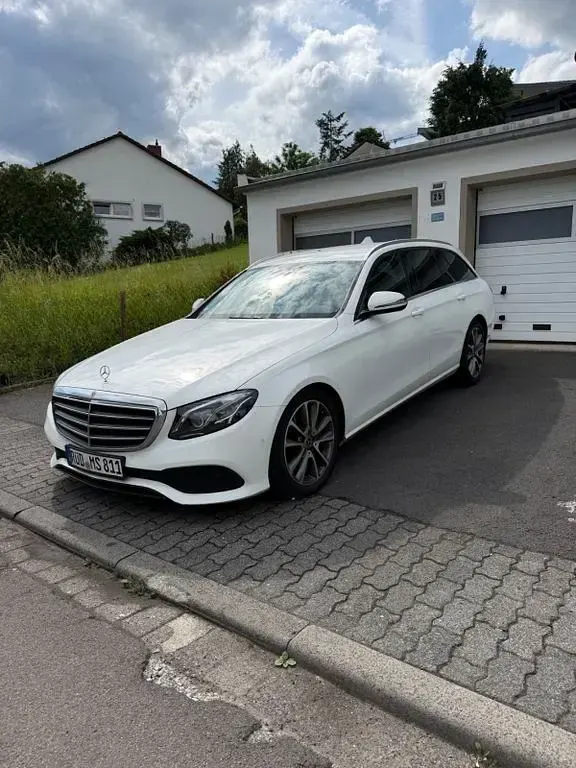 Gebraucht Mercedes E220 194 PS (142 kW) 2020 Weiß Limousine