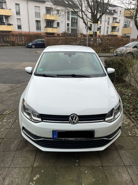 Weiß Gebraucht 2016 VW Polo Comfortline Kleinwagen | 6.900 € (Guter Preis) - Bild 1/4