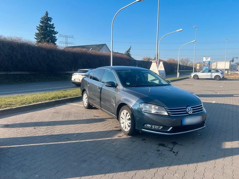Gebraucht VW Passat 105 PS (77 kW) 2012 Grau Limousine