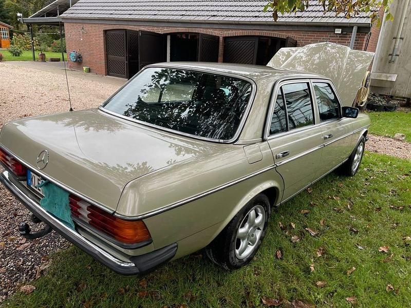 Gebraucht Mercedes 200 109 PS (80 kW) 1982 Silber Limousine