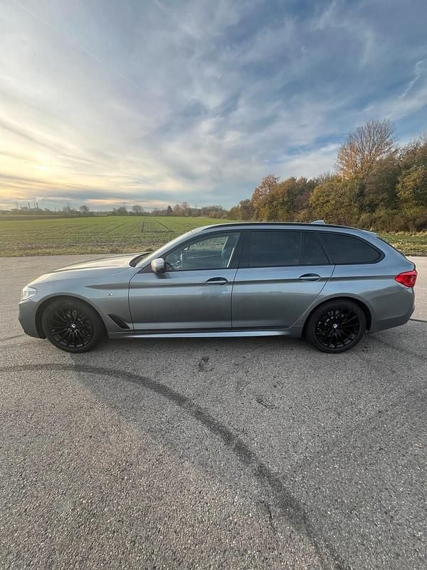 Grau Gebraucht 2020 BMW 520 Efficient Dynamics Kombi | 28.000 € (Etwas zu teuer) - Bild 1/4