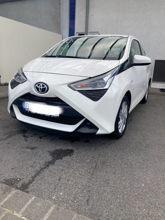 Weiß Gebraucht 2020 Toyota Aygo Kleinwagen | 9.999 € (Fairer Preis) - Bild 1/4